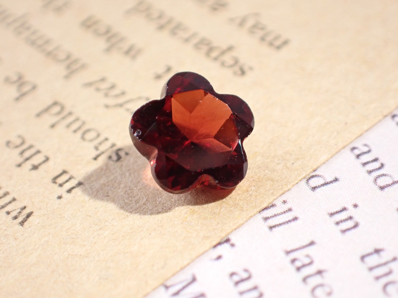 ガーネット（フラワーカット）　1.39ct　[C13‐134]