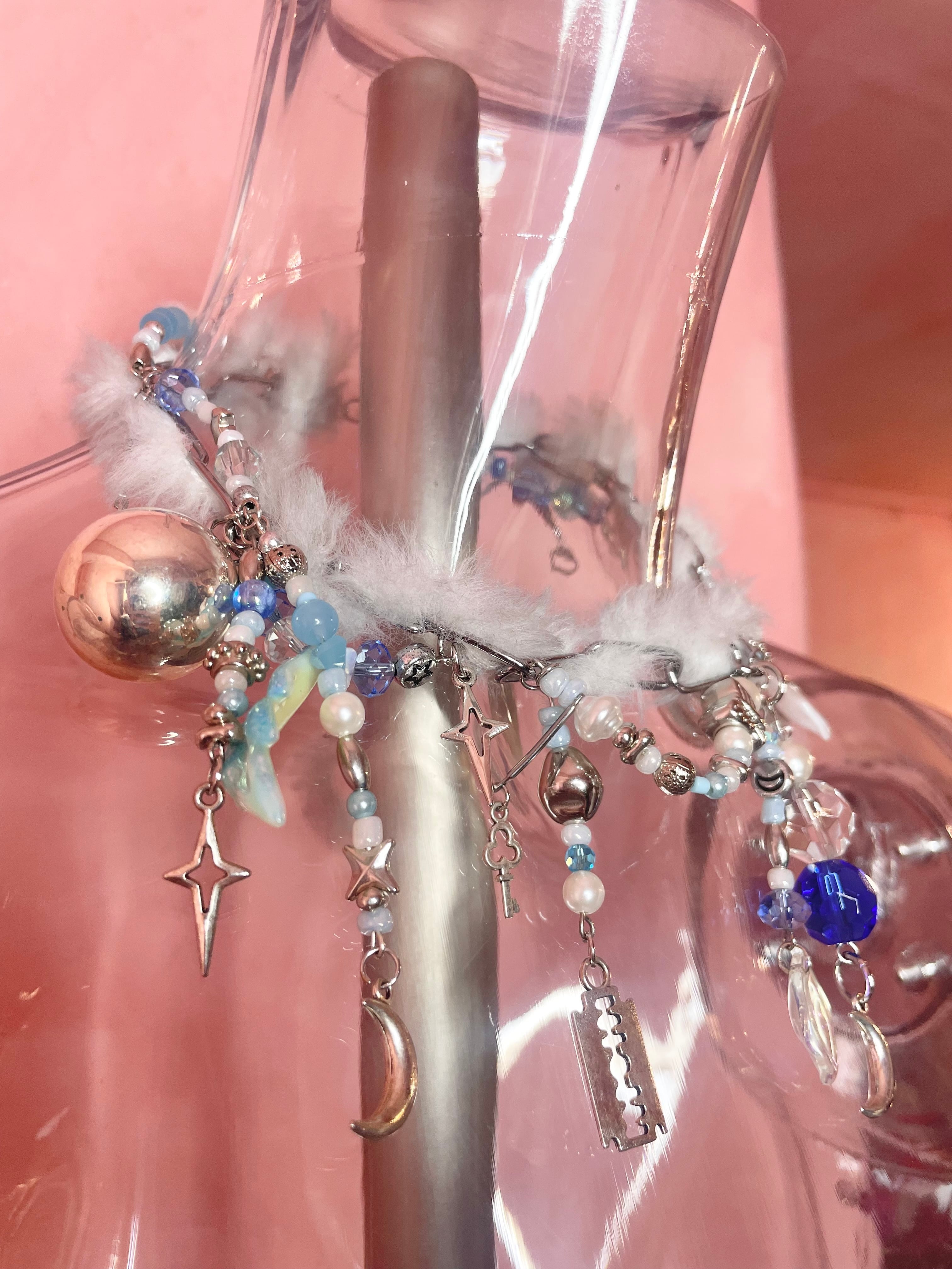 Chunky Charm Necklace 〈White fur/blue〉