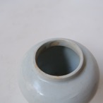 青みがかった花瓶