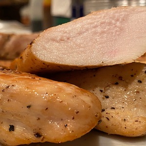 博多・華味鶏胸肉の燻製
