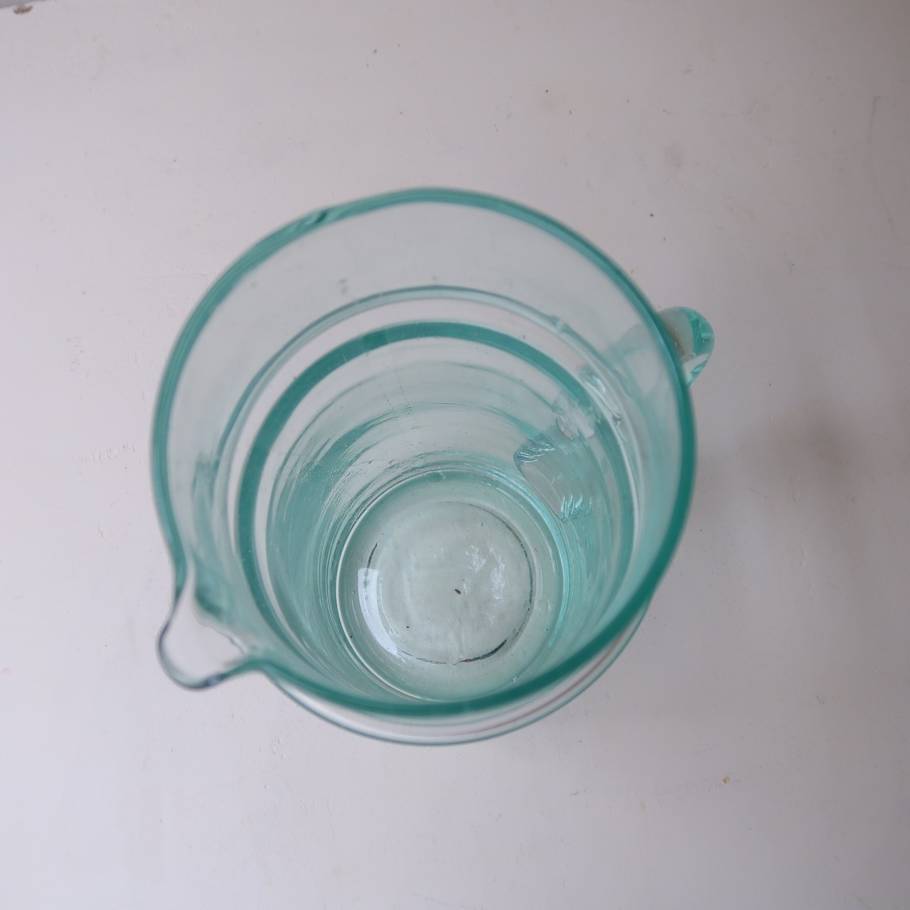 再生ガラスのピッチャー