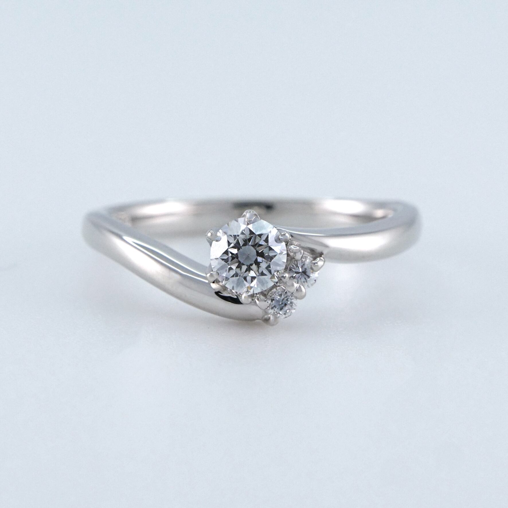 【婚約指輪 / 永久保証】Pt900 天然ダイヤモンド 【中石0.306ct】婚約指輪 プロポーズリング【サイズ直し無料】