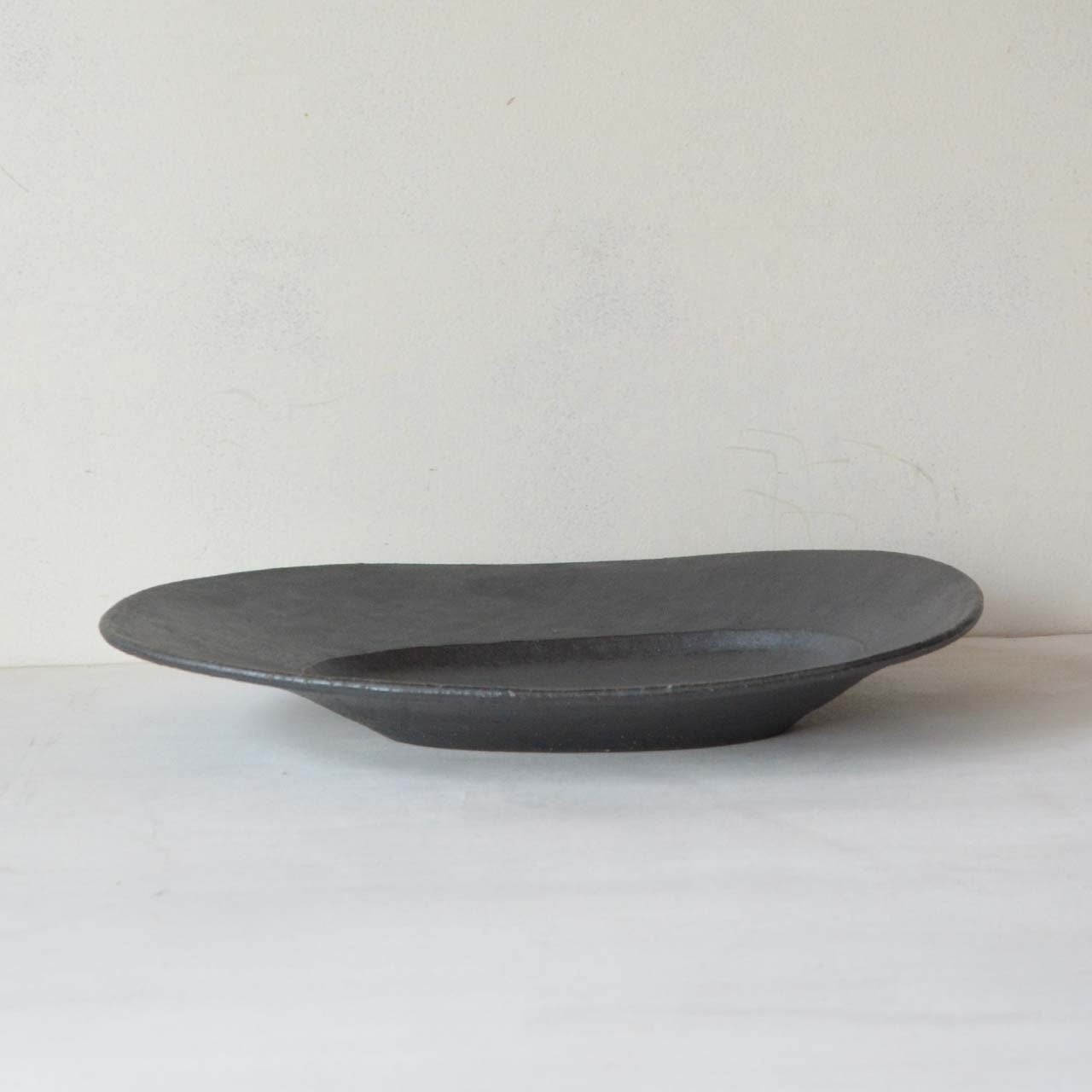 加藤あゐ 楕円変形大皿 黒（001） | MIGO LABO