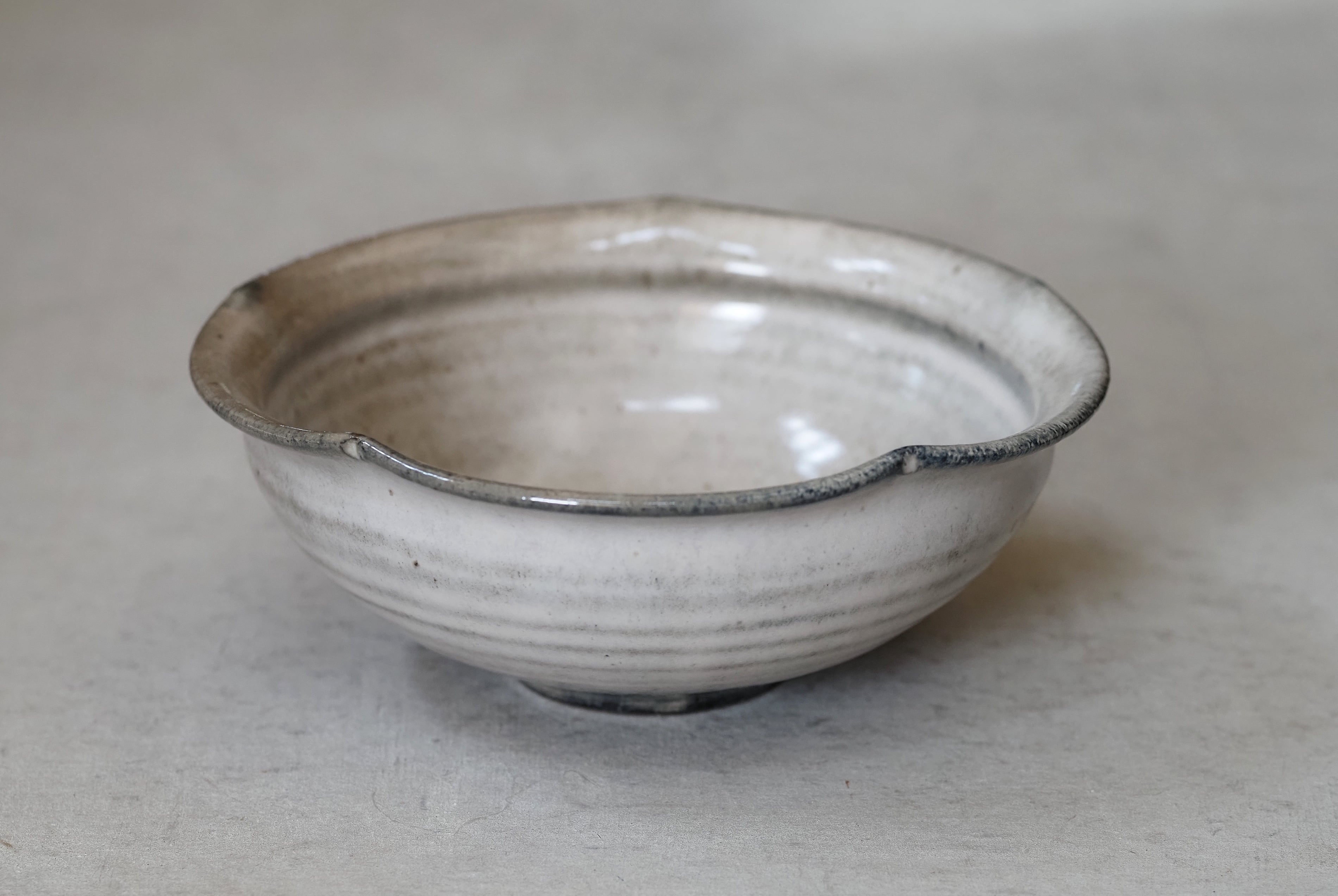 余宮隆 73.白濁釉梅型6寸鉢 | 陶屋なづな