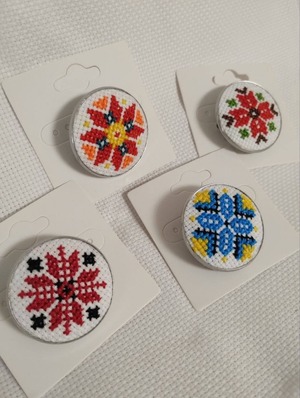 ウクライナ製　手刺繍ブローチ