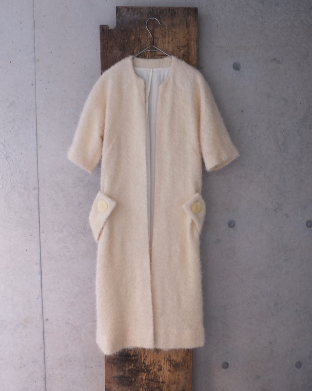 vintage/white snow short sleeve coat.