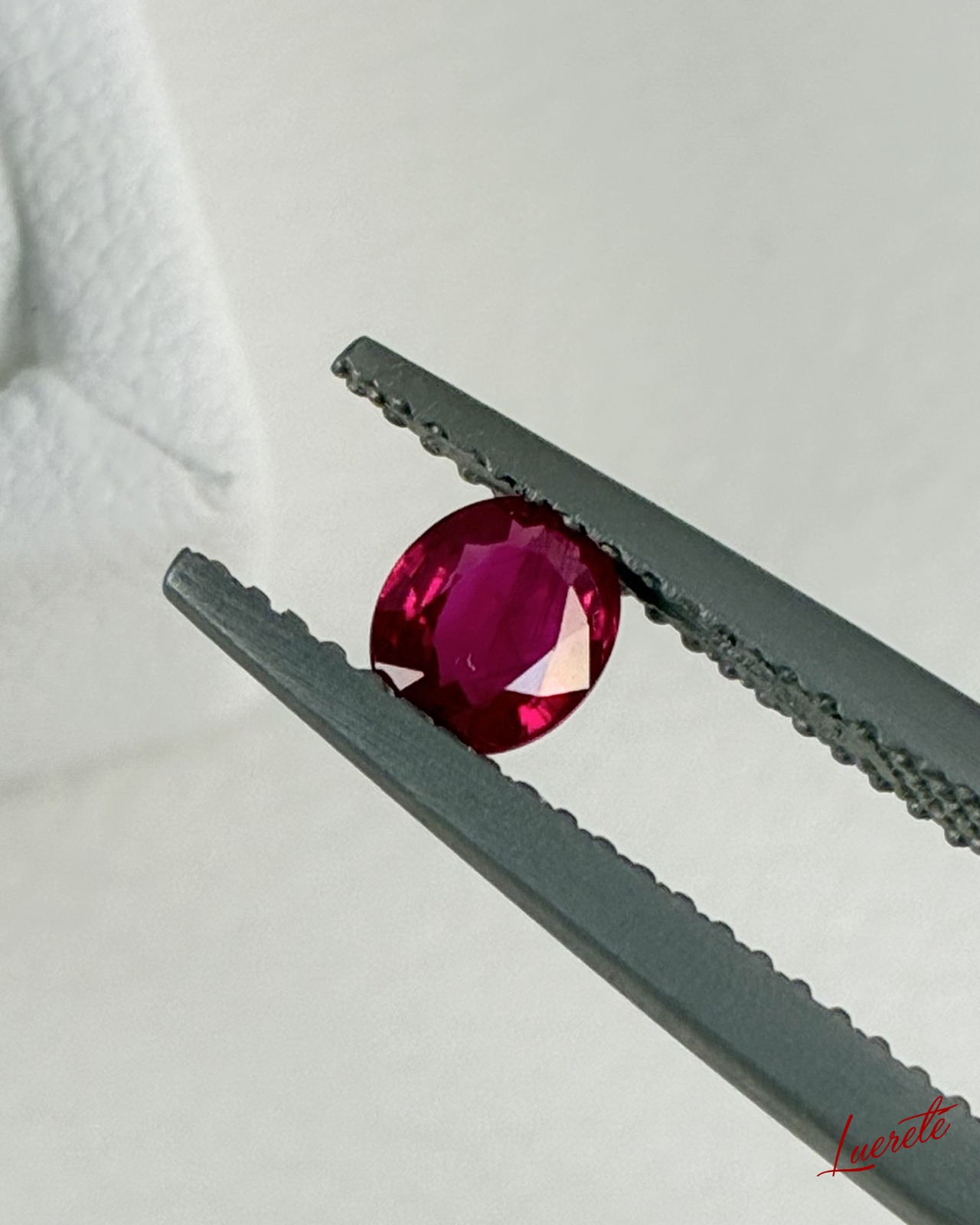 Natural Oval Ruby 0.6ct Loose Gemstone 天然オーバルルビー 0.6ct ルース【LE-0070】