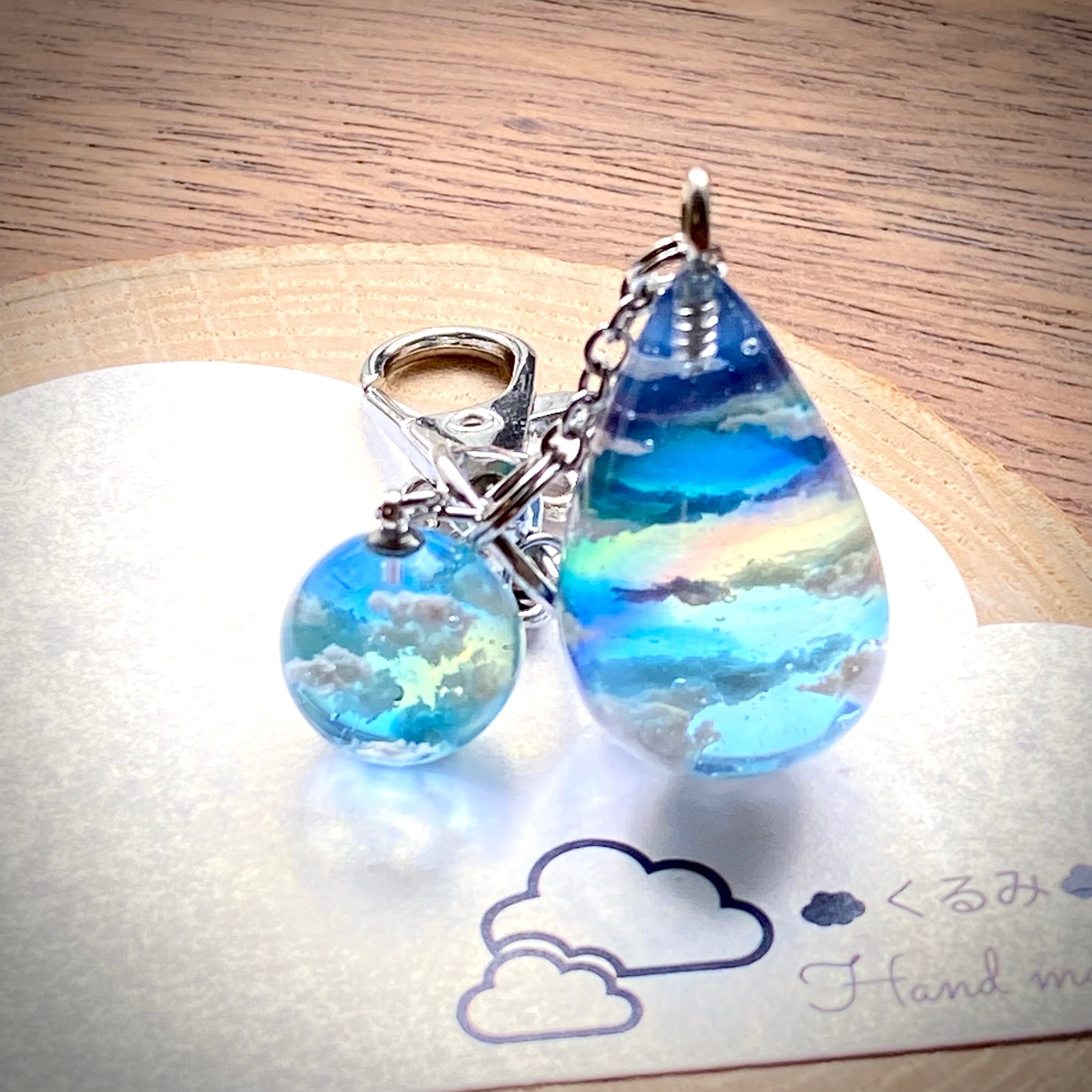 バックチャーム しずく型 青空にかかる虹 小さい球体の青空