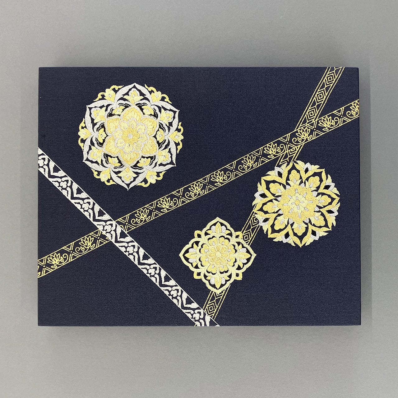 正絹アートパネル「華紋(燻銀色)」