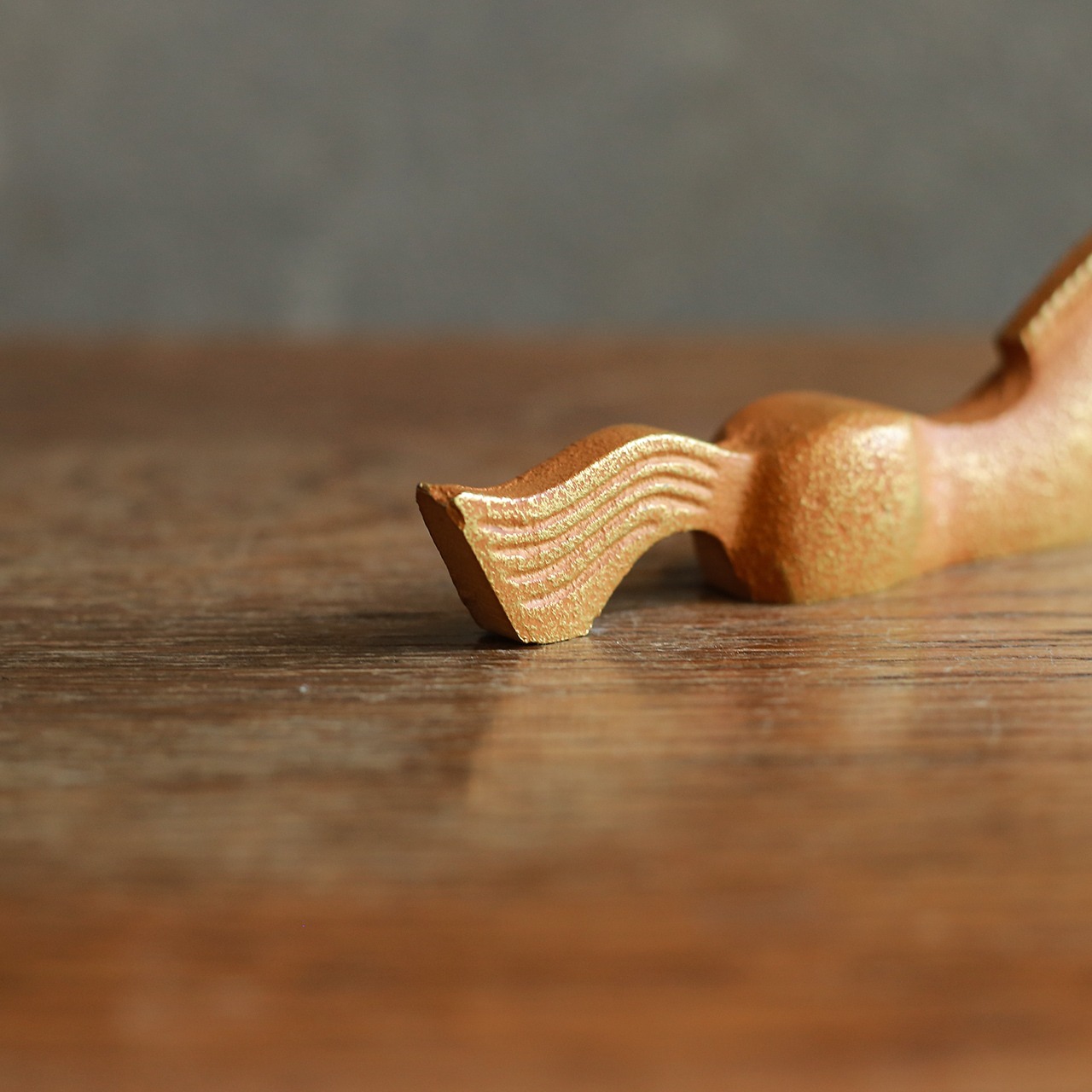 ずっしりと存在感のある、馬のペーパーウェイト