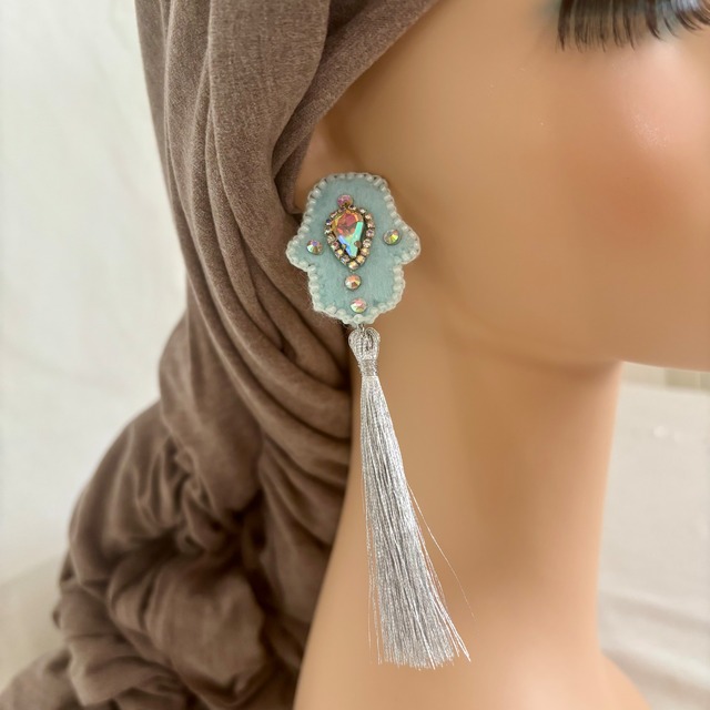 ビーズ刺繍のハムサピアス　ミニタッセル　水色