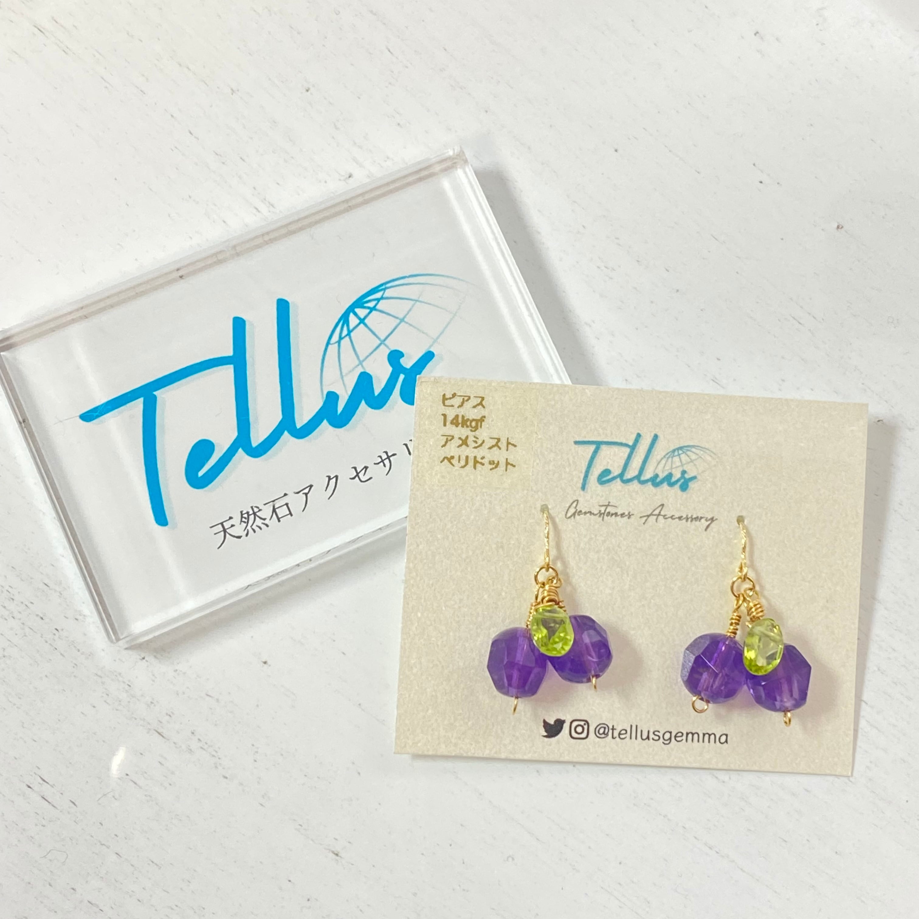 ホワイトジェードとブルーアパタイトのピアス 14kgf ネオンブルー