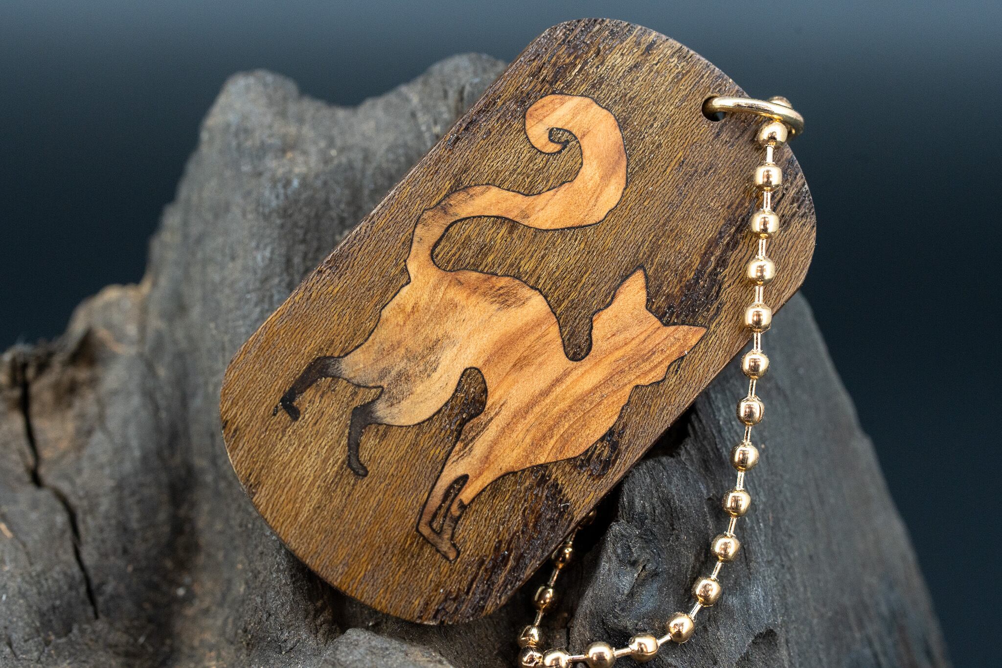 【 日本を代表する巨木 】神代欅 ドッグタグ 木象嵌 探る視線