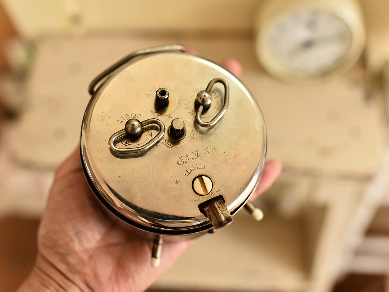 真鍮色がシックで雰囲気のあるJAZ 置き時計(実働)フレンチブロカント