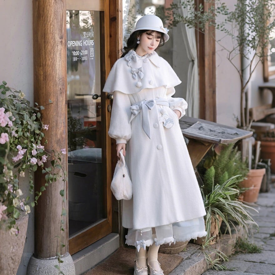 クラロリ ケープ付きロングコート 淡色×クラシカル 推し活向け｜WithU