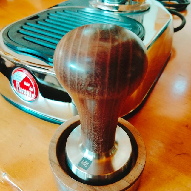 TORRタンパー ● 49.4mm チタンTFSE フラット シャープエッジ Espressoタンパー Pavoni プレミレニアム