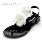 レディース靴 ビーチサンダル コサージュ付き サンダル 23.5cm フラワー リゾート 海 プール 夏 靴 花飾り ぺたんこサンダル ローヒール 軽量 歩きやすい 痛くない かわいい おしゃれ ナチュラル 大人可愛い フェミニン トングサンダル m126 SH