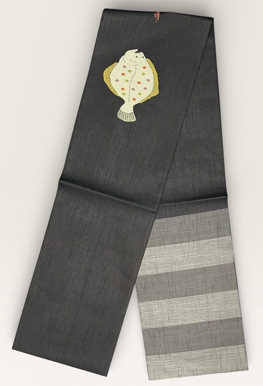 袋帯 西陣 織人七人衆 黒色に赤銅色のラメの地 ヒラメとエビのユニーク