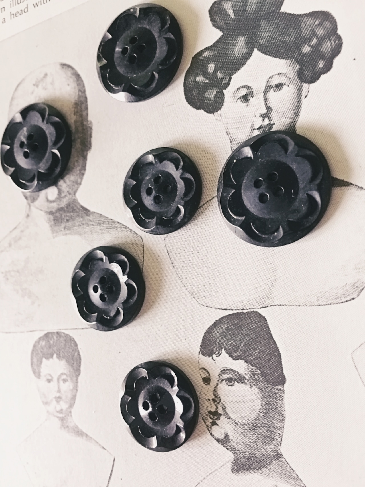 フランス 1900s 幾何学の黒花とgalalithe製ボタンセットb アンティーク
