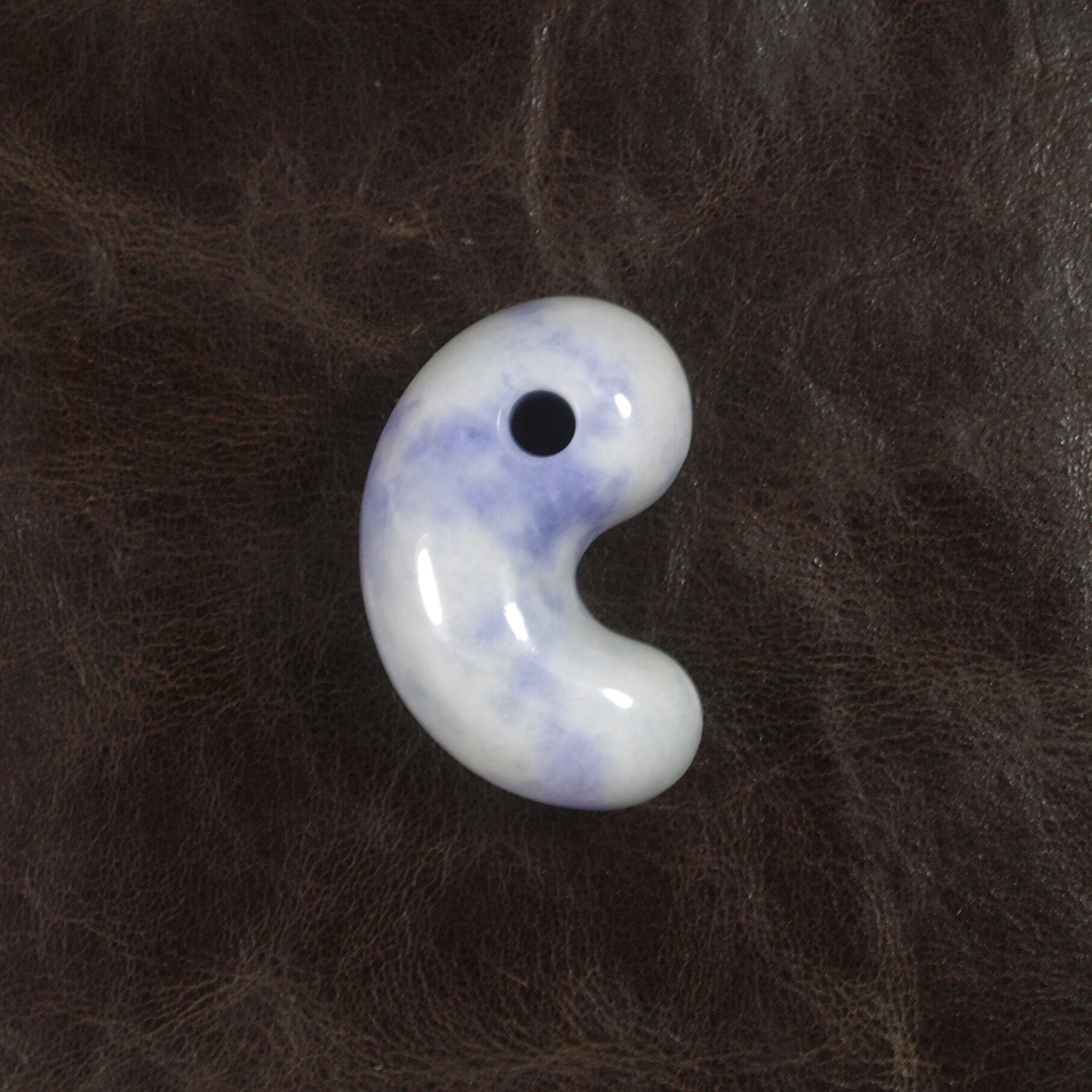 糸魚川翡翠 ラベンダー ヒスイ まがたま 勾玉 16.5g Lavender Jadeite