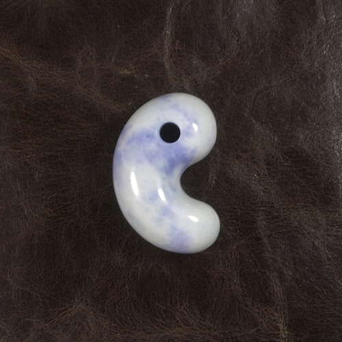 糸魚川翡翠 ラベンダー ヒスイ まがたま 勾玉  16.5g Lavender Jadeite Magatama 