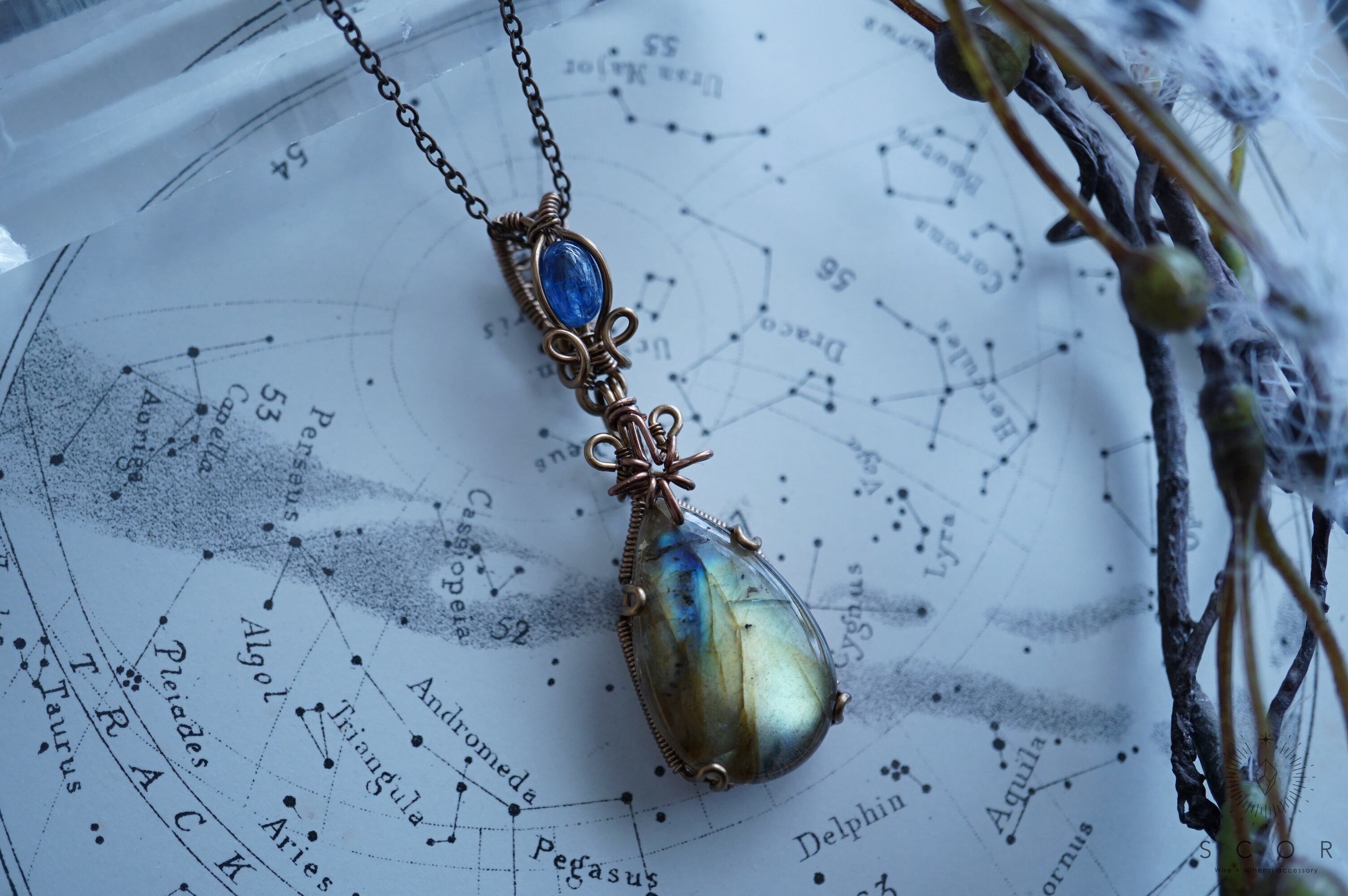 【動画あり】Two stars - 金の星・青い影 (pt341-rk-gm) (ラブラドライト・カイヤナイト ペンダントトップ)