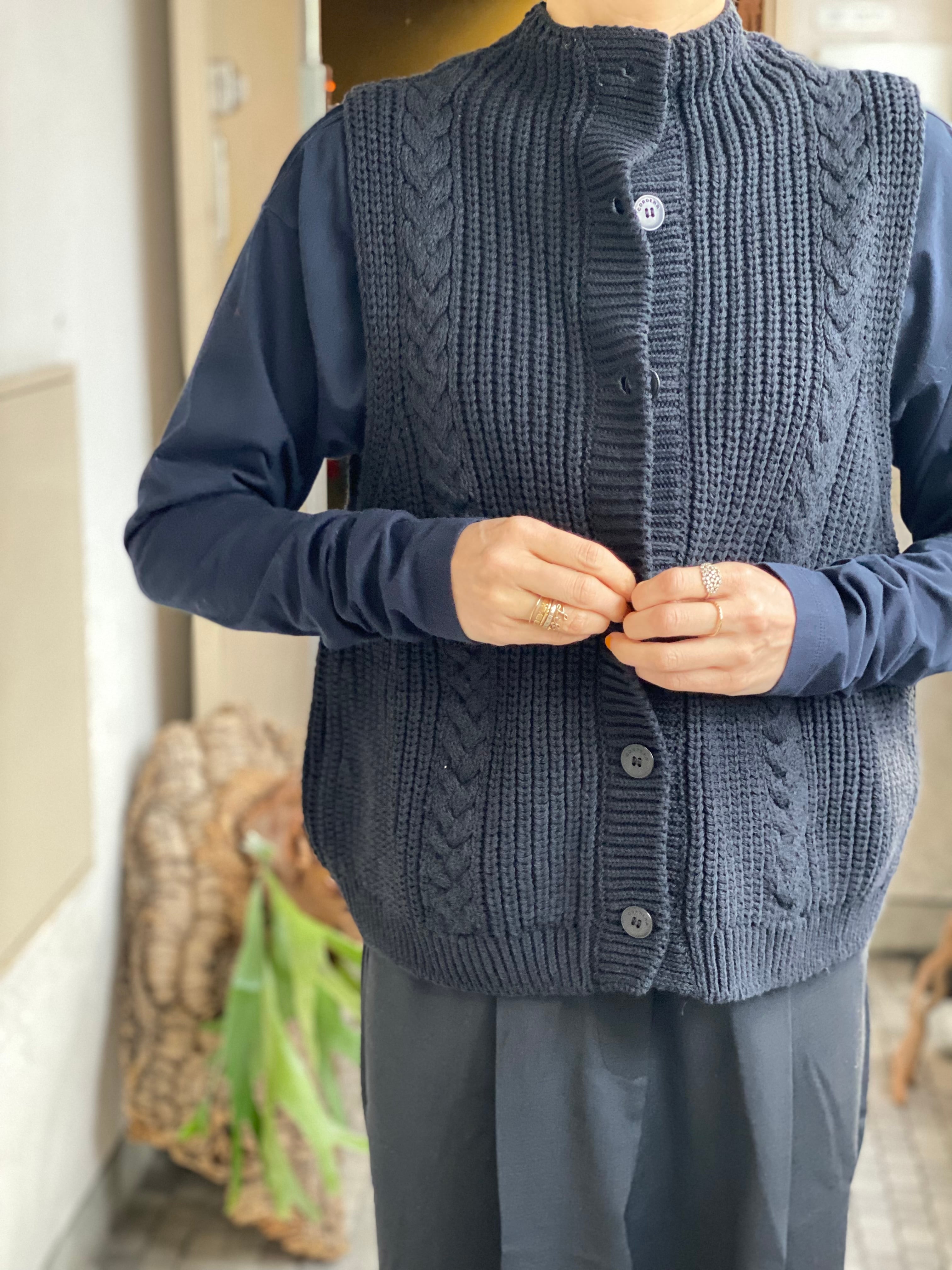 cordera コルデラ　ベスト CORDERA(コルデラ)CABLE KNIT WAISTCOAT BLACK | Debby