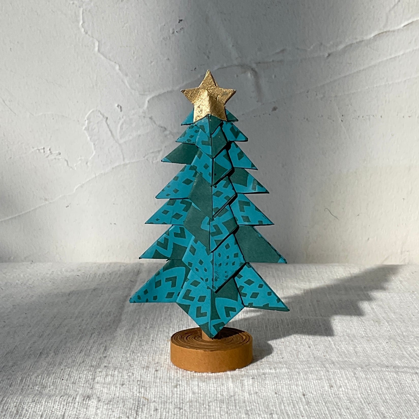 【ピープルツリー】手漉き紙の重ね折りクリスマスツリー(小)