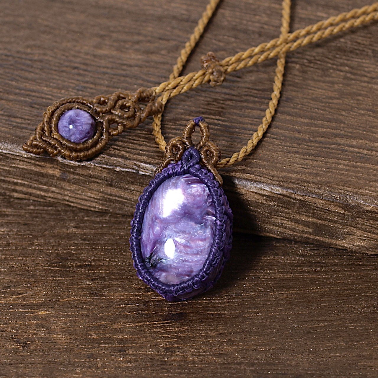 【一点物】チャロアイトのオーバルルースを包んだマクラメネックレスNo.7