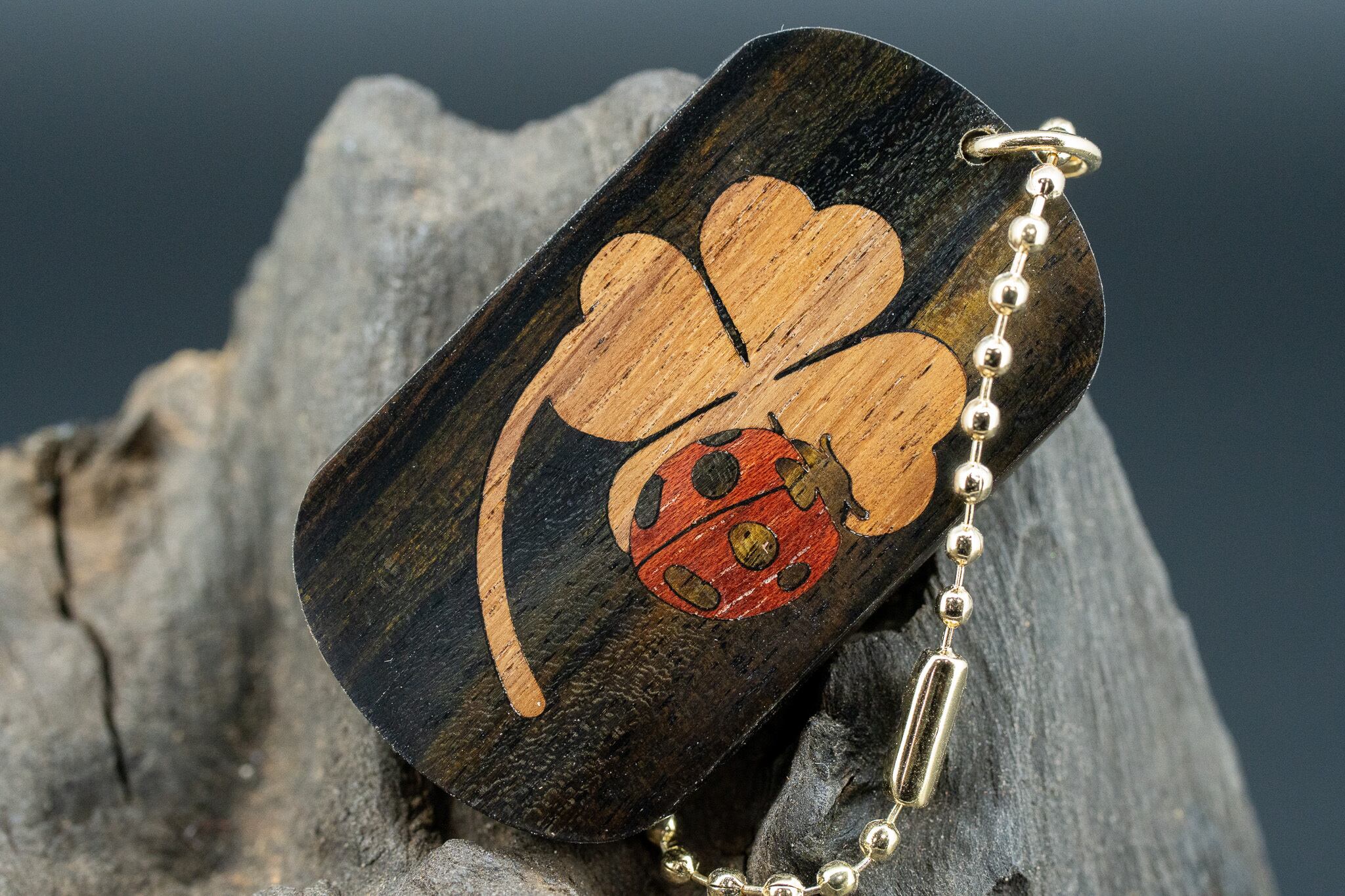 【幻の銘木】 青黒檀 ドッグタグ 象嵌 幸運を運ぶナナホシテントウ