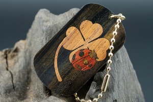 【幻の銘木】 青黒檀 ドッグタグ 象嵌 幸運を運ぶナナホシテントウ