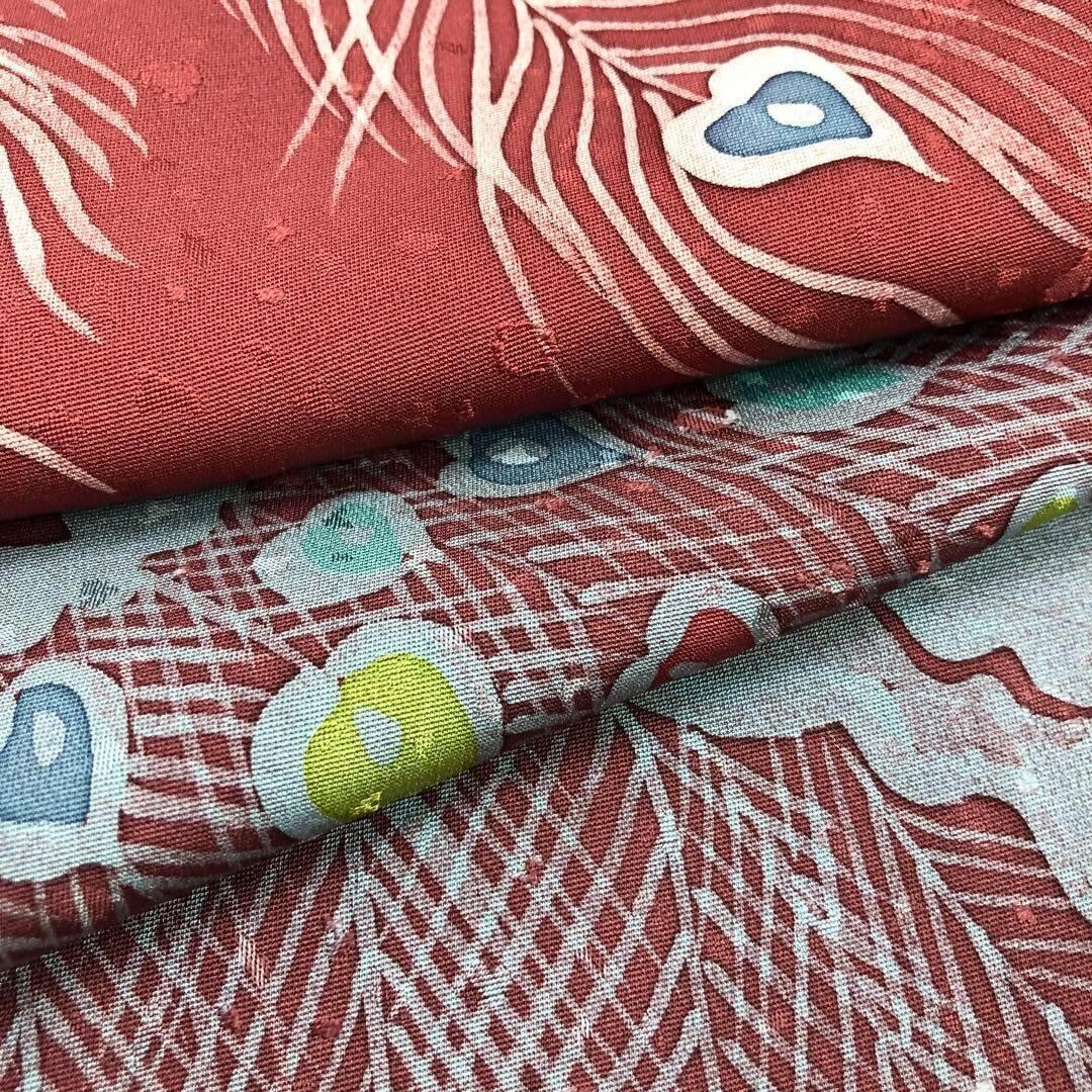 訪問着 作家物 羽ばたく孔雀 美しい羽根柄模様 暈し 深蘇芳色 K-