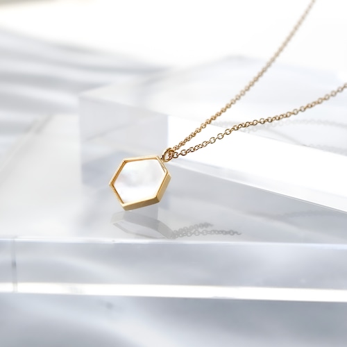 【送料無料】mother of pearl hexagon necklace