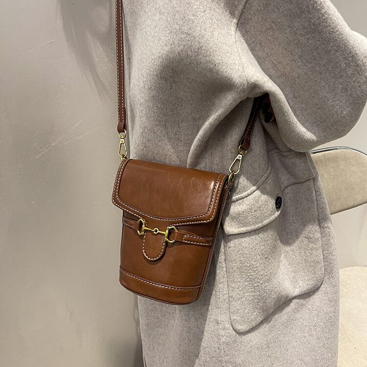 バッグ レディース ショルダーバッグ 5カラー ブラック コーヒー グリーン ブラウン ダークブラウン カラバリ 2way 肩掛けバッグ 鞄 カバン バケットバッグ ビット 調節可能 PU 合皮 フェイクレザー ファスナー クラシカル ヴィンテージ風 コンパクト ミニバッグ シンプル きれいめ カジュアル 高見え おしゃれ 大人可愛い 大人女子 10代 20代 30代 40代 デート お出かけ 女子会 休日 旅行 デイリー お揃い 送料無料 プレゼント ギフト トレンド シーズンレス