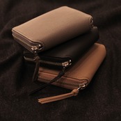 E R A. BUBBLE CALF ROUND PALM WALLET  L002