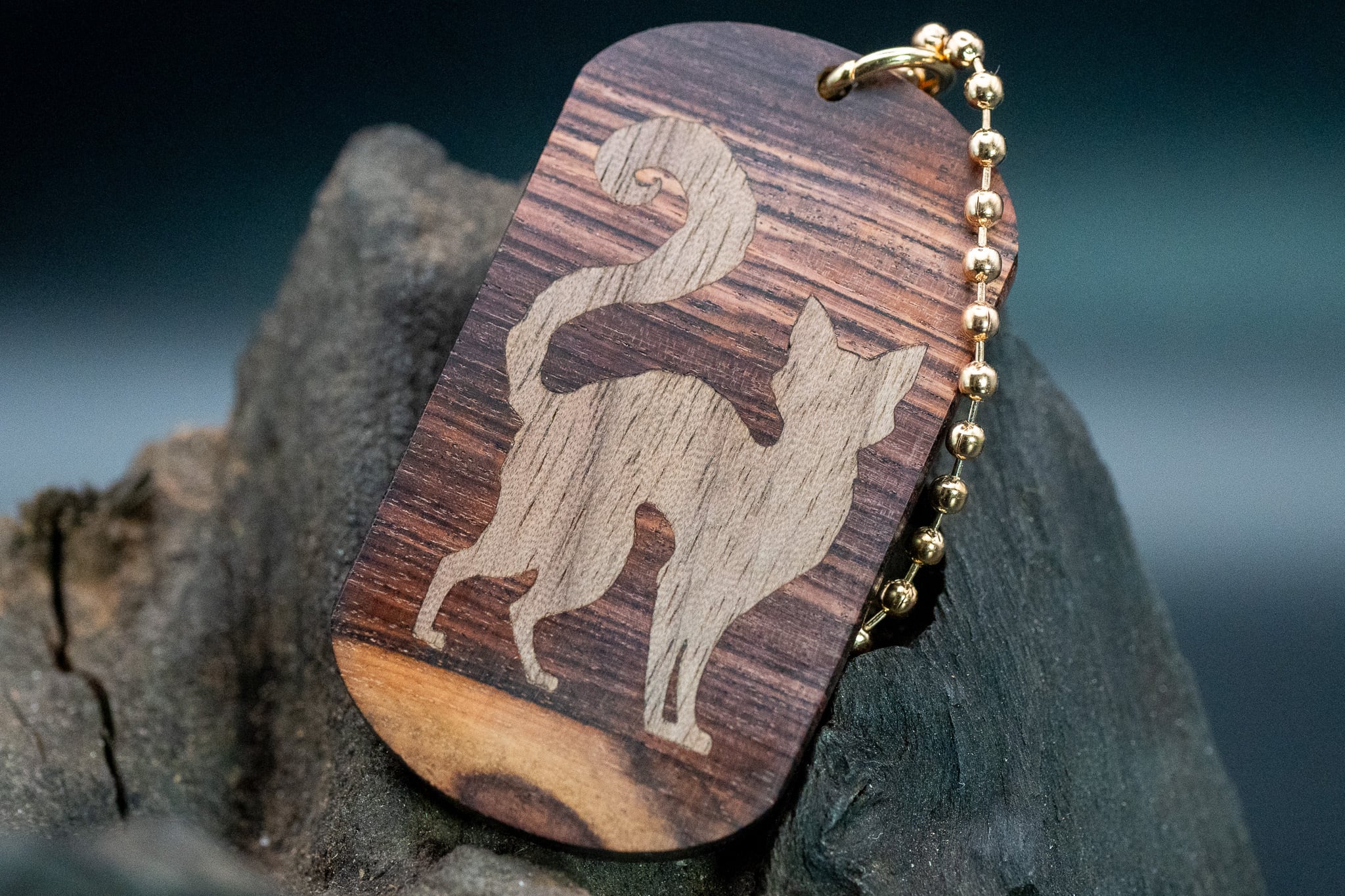 【王室御用達 】キングウッド ドッグタグ 象嵌 探る視線