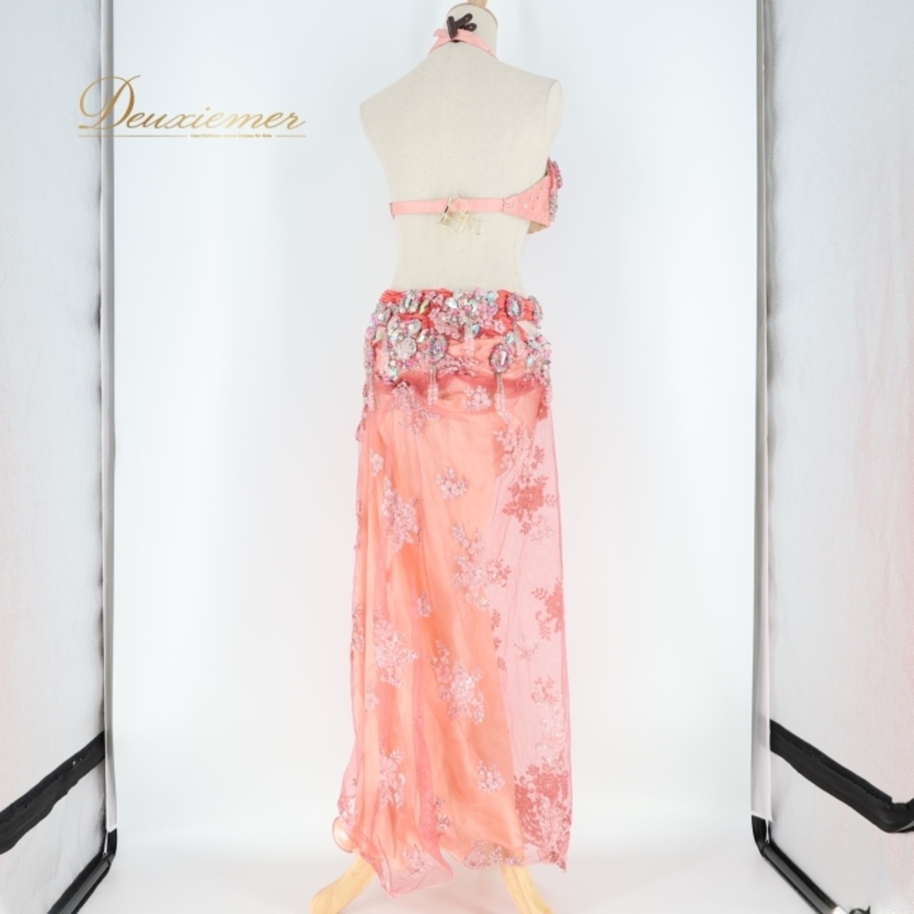 ベリーダンス オリエンタル 衣装 上下セット ピンク系 トップス スカート ラインストーン ビーズ 淡い かわいい スリット 豪華 装飾 ダンス衣装 ステージ イベント キラキラ 華やか 目立つ シルバー系