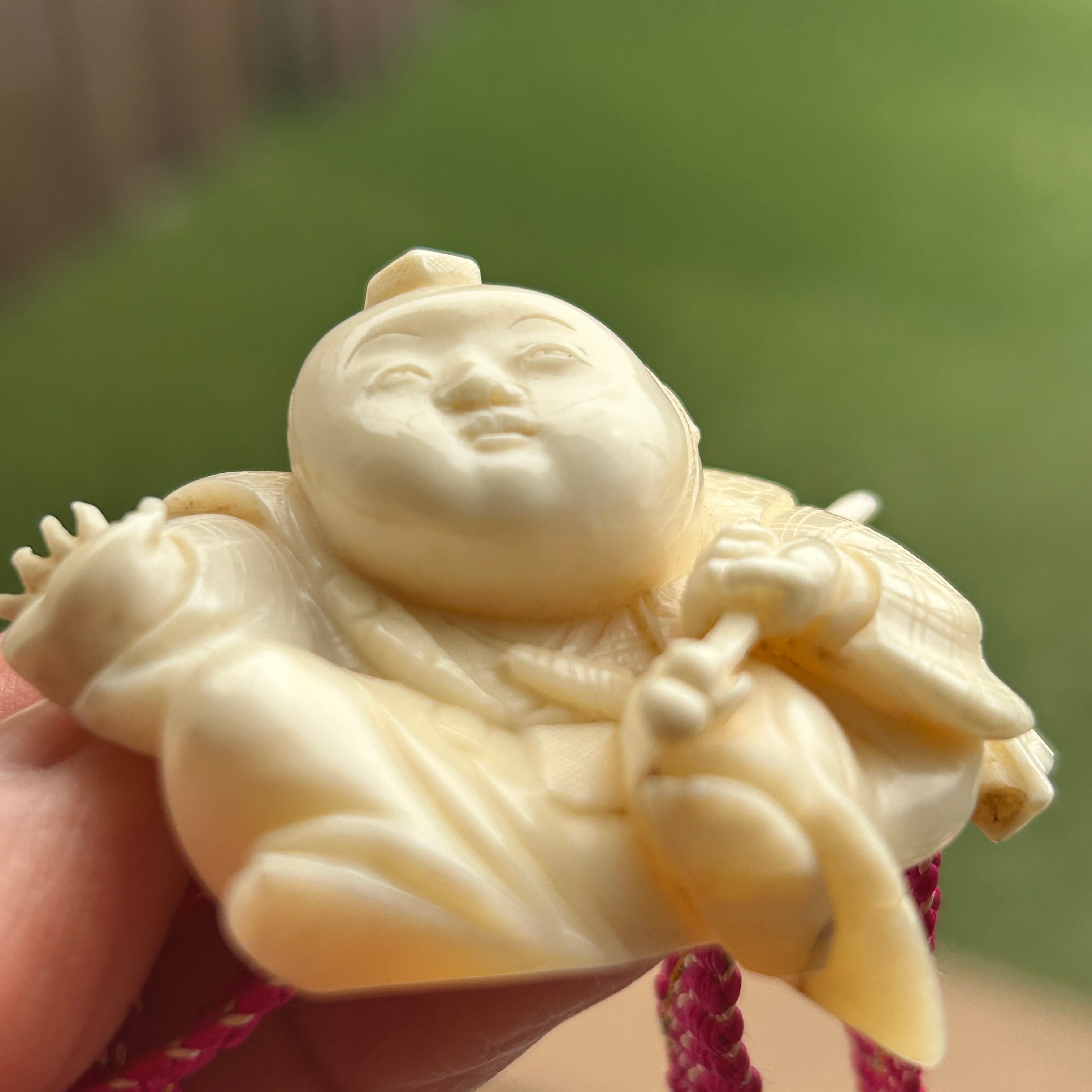 アンティーク　マッコウ鯨歯　なんだか福々しい中間の帯留め