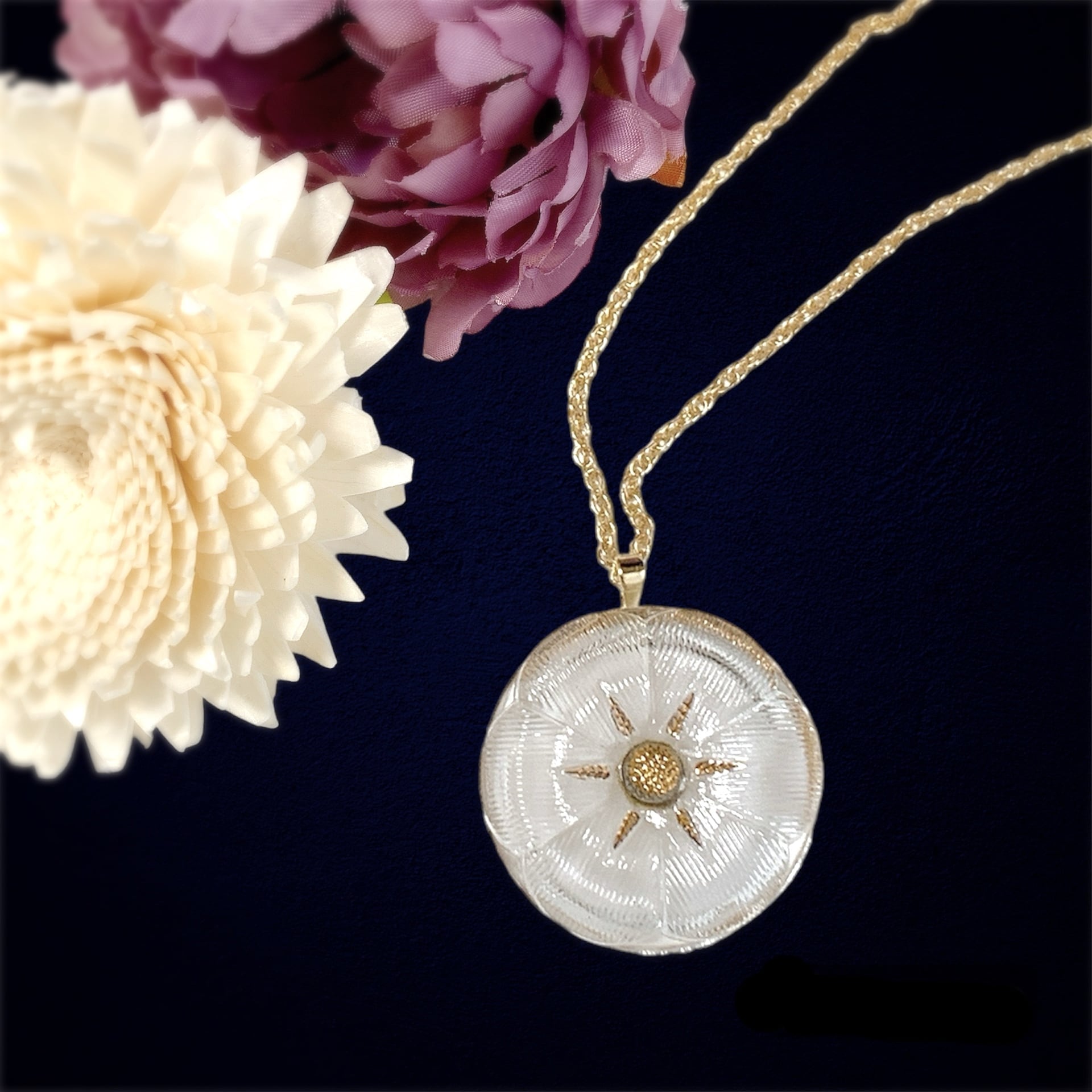 クリスタルフラワーのネックレス ホワイト ［チェコガラス］ / flower