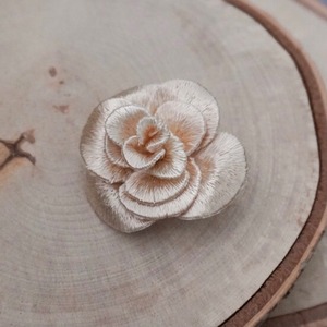 バラの刺繍ブローチ