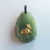 24金のうさぎが宙にういているような高級感あり Rabbit K24G (S)翡翠ペンダントトップ A貨翡翠  jd_pt1198_CD