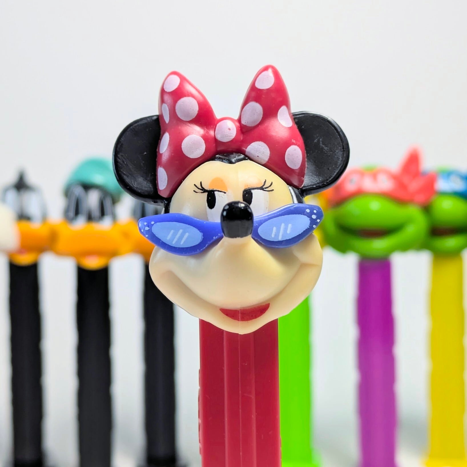 ☆ VINTAGE 90' ☆【 Minnie Mouse ( ミニー・マウス )  】『 リボン&サングラス 』PEZ / ペッツ CANDY&DISPENSER / ヨーロッパPEZ（ハンガリー） 〚アメリカン雑貨 アメトイ〛