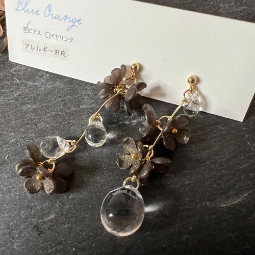 お花のドロップピアス（ブラック）
