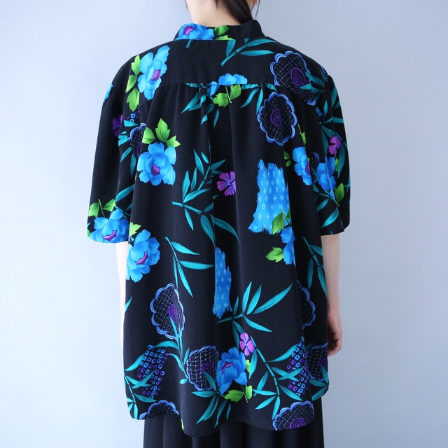 "花柄" black base beautiful blue flower pattern over silhouette h/s shirt