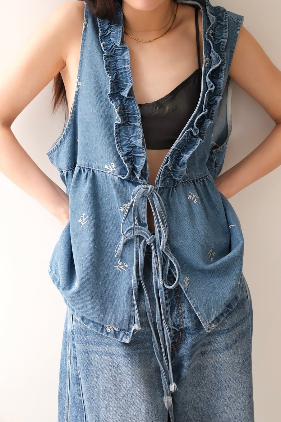Ruffled Embroidery Denim Vest フリルエンブロイダリーデニムベスト