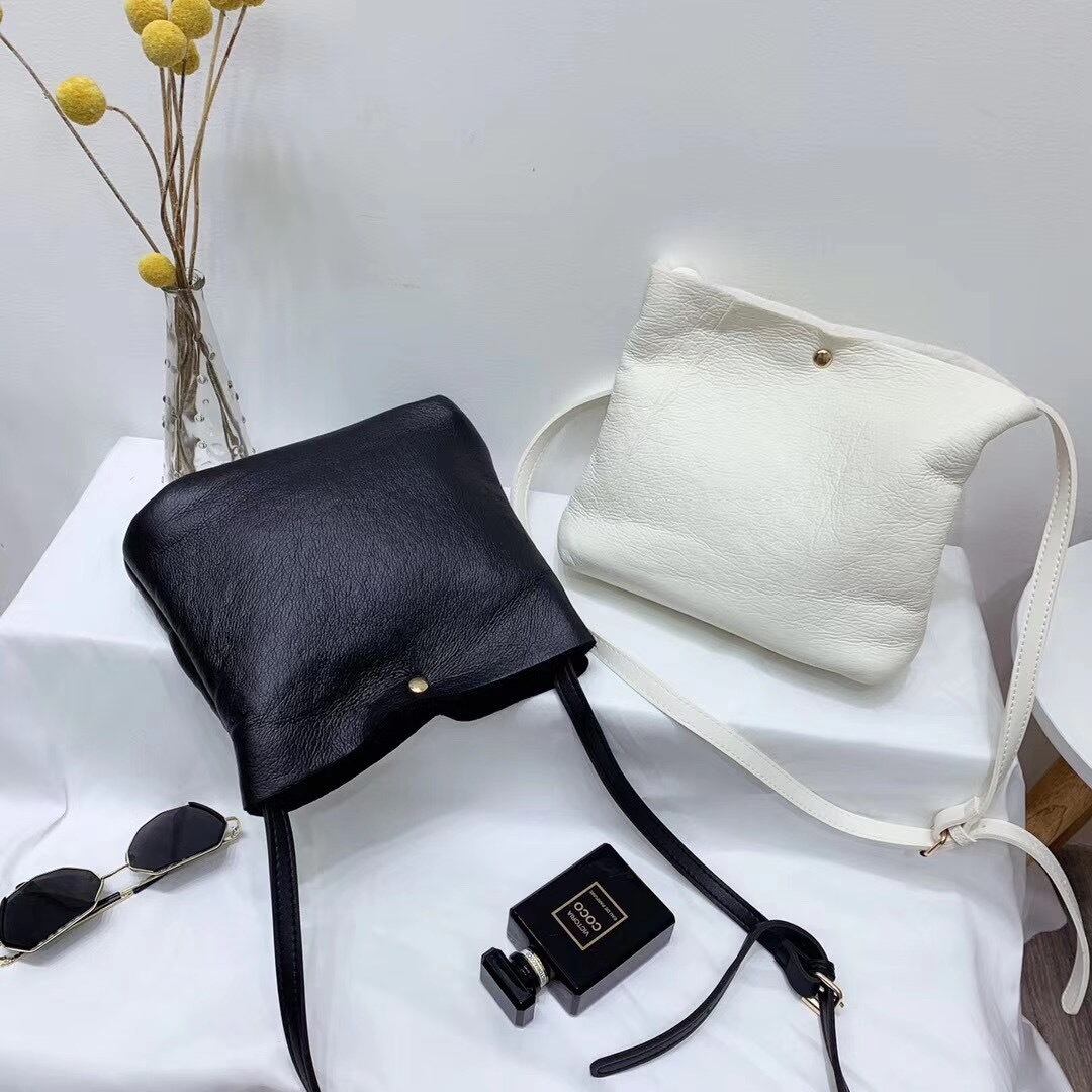 シンプルショルダーバッグ