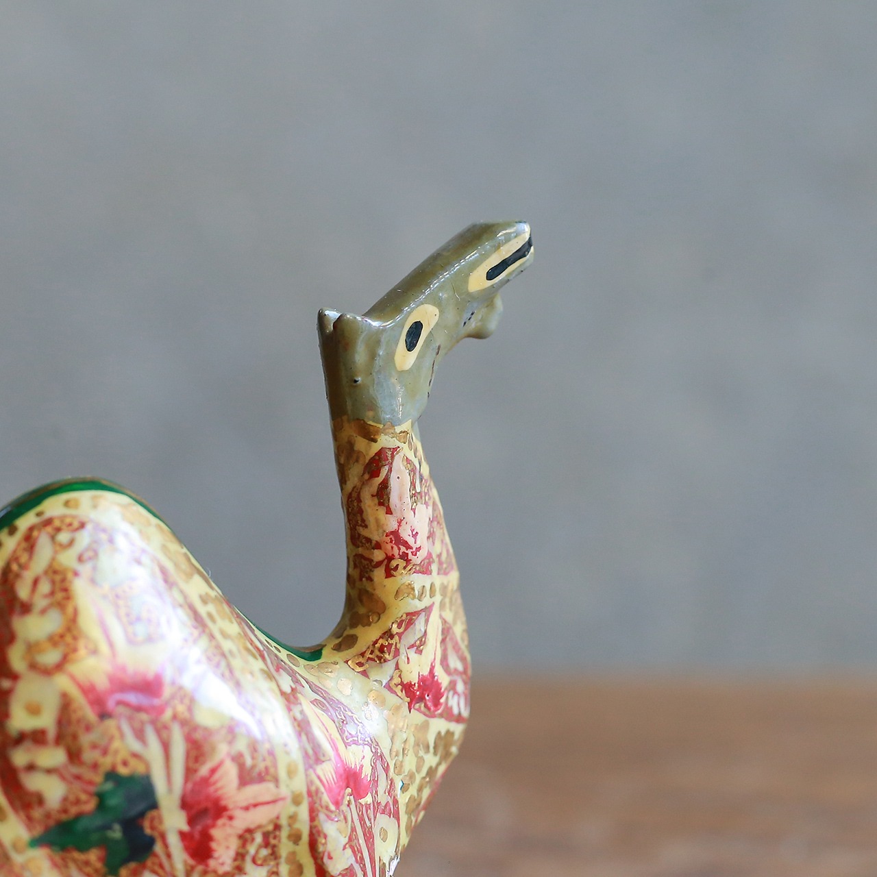 鮮やかな模様が美しい、木製のラクダ 2