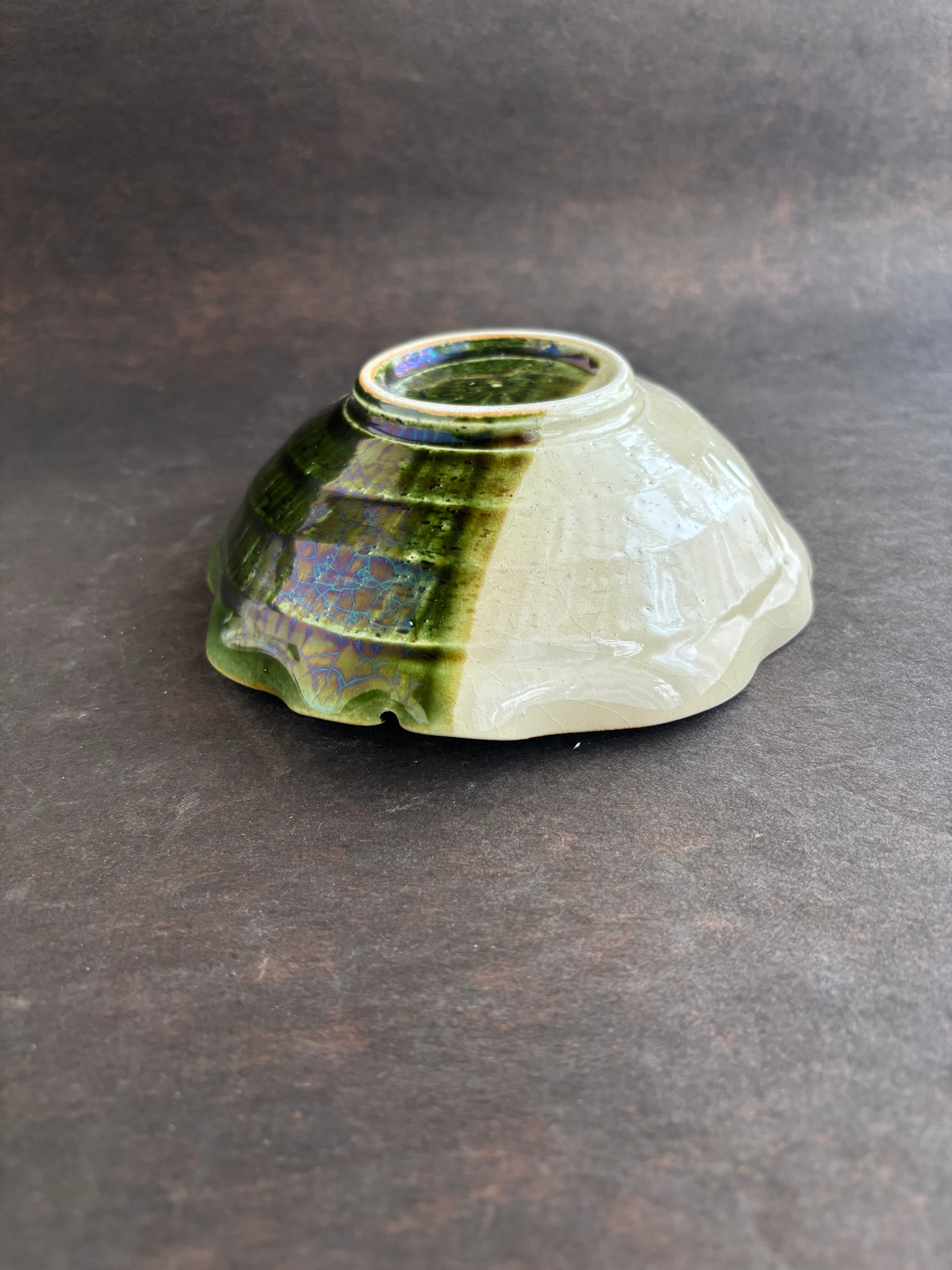 土和のルリエフ織部グリーンお花形ひらひら鉢