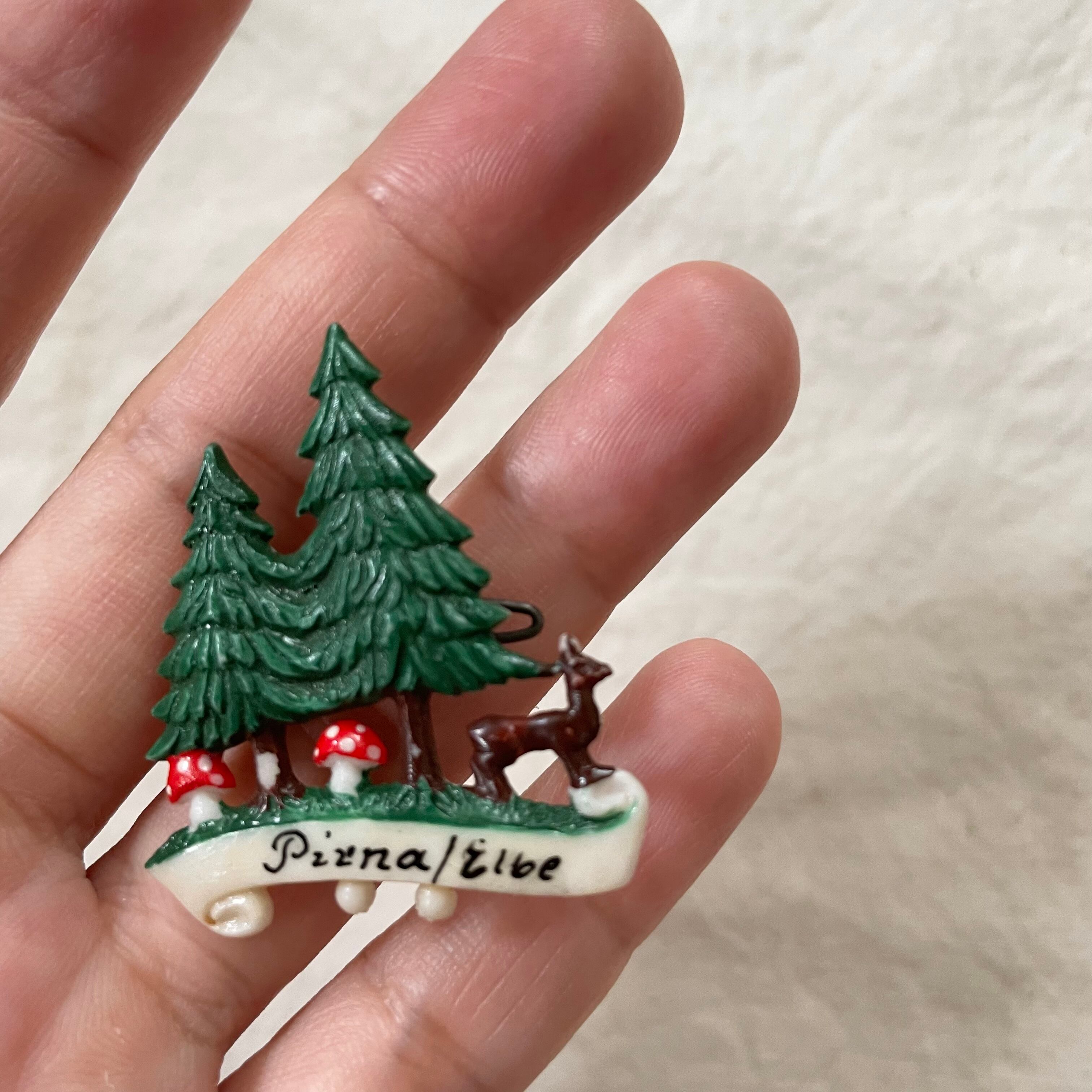 森と鹿とキノコのブローチ