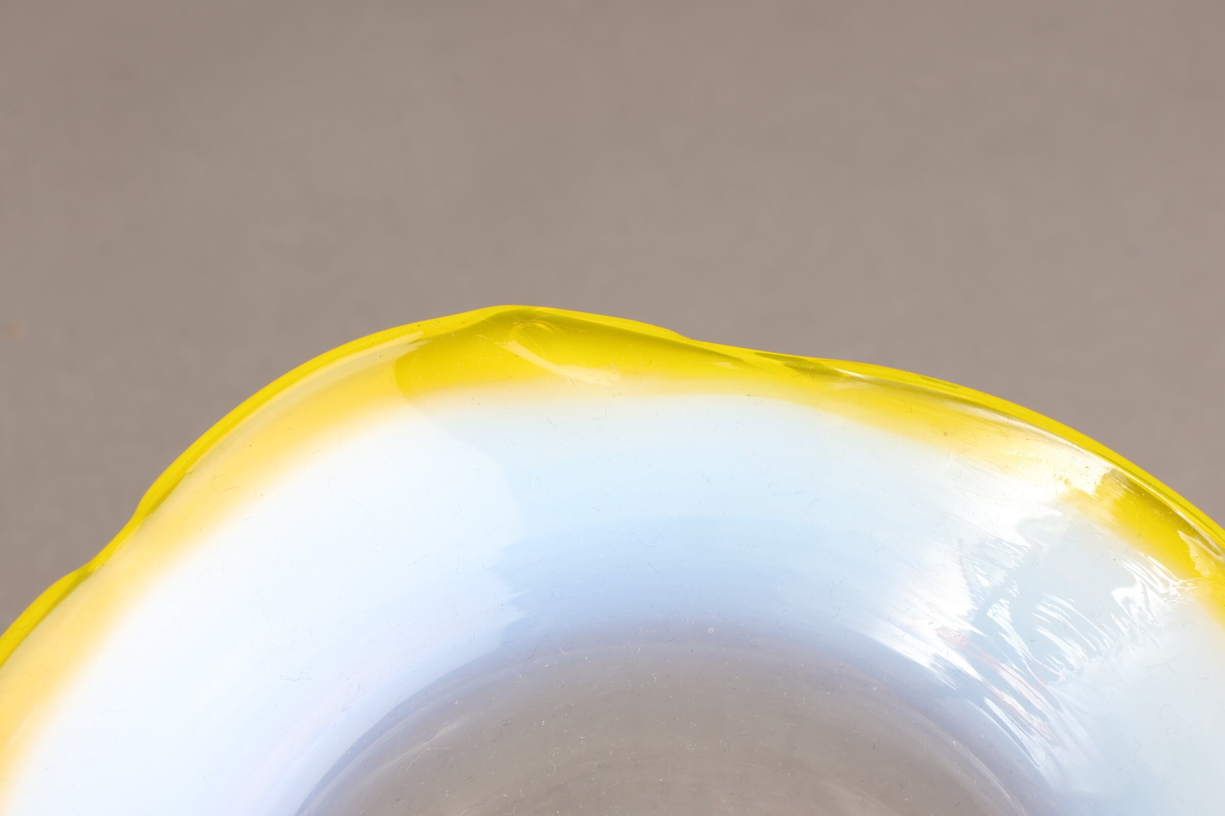 Y2679-7 昭和レトロ 氷コップ 乳白黄縁ガラス 花形 　　＃6 Y2679-7 昭和レトロ 氷コップ 乳白黄縁ガラス 花形 ＃6